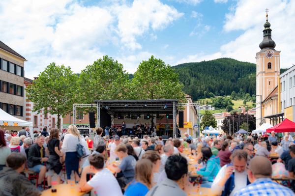 Bild zeigt die Musik-Bühne beim Stadtfest in Mürzzuschlag, Foto thomb