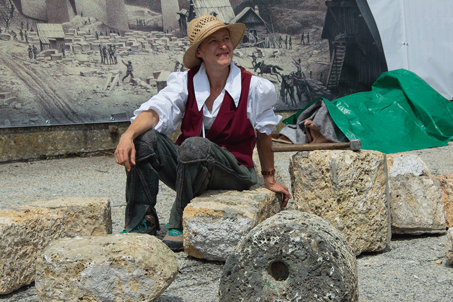 Frau sitzt auf den Steinen