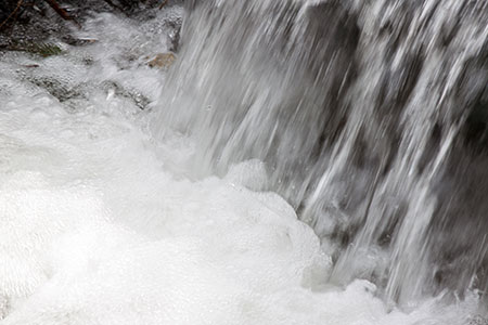 Fließendes Wasser eines Baches